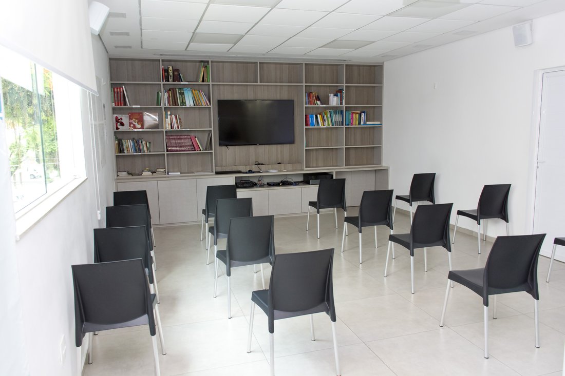 Sala de atividades da Mar Saúde, com janela para área verde